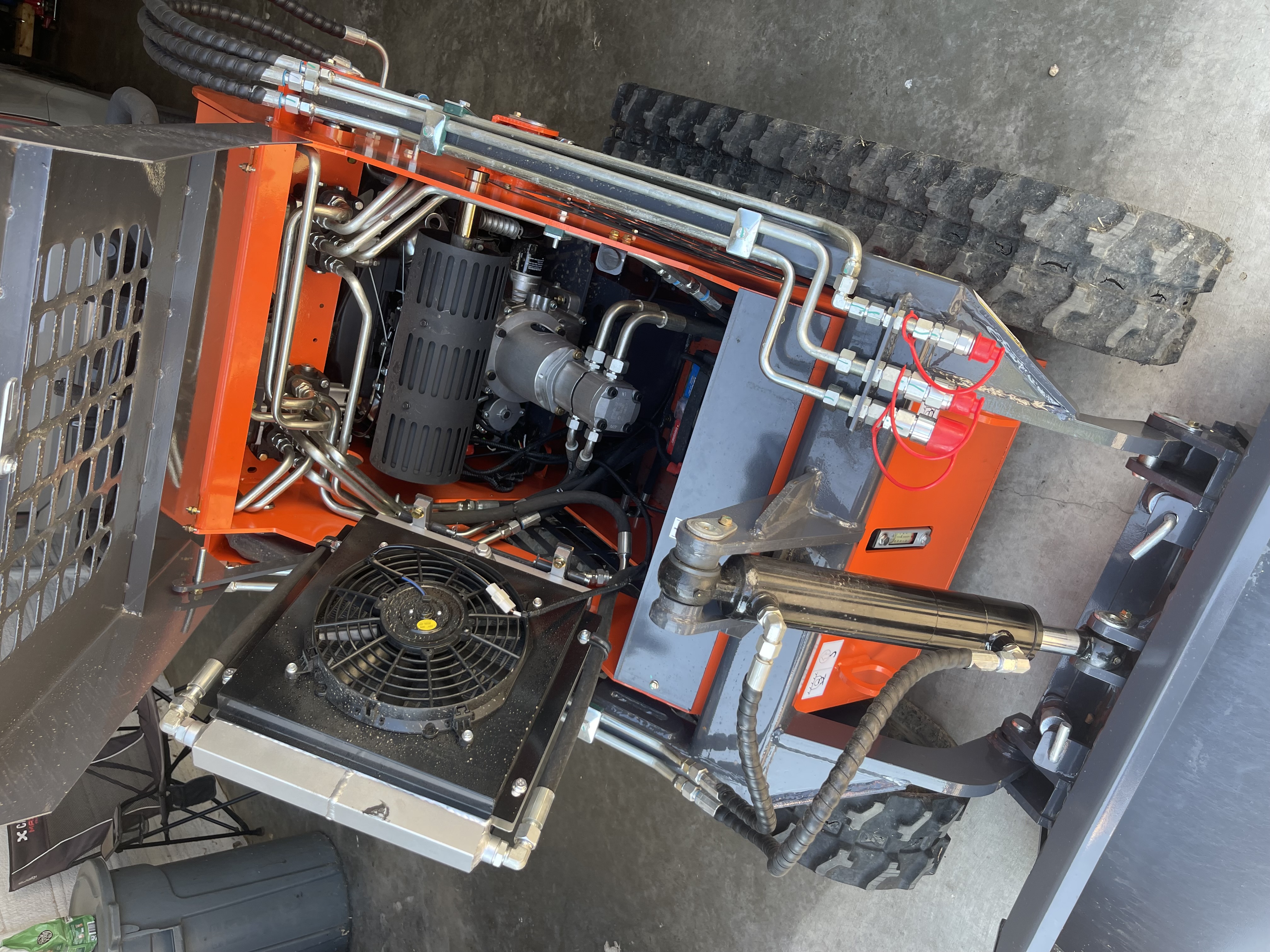 Mini skid steer hydraulics and undercarriage detail